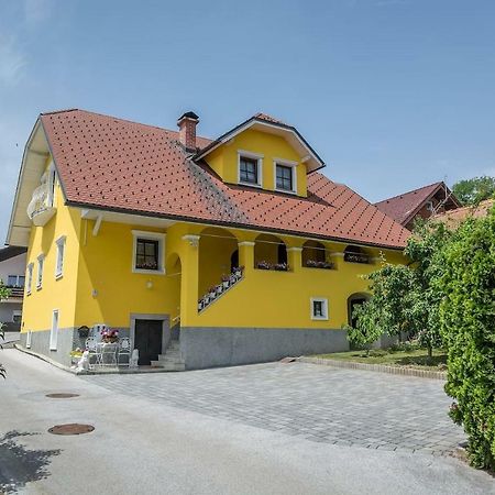Apartma Ajda Komenda Exterior foto